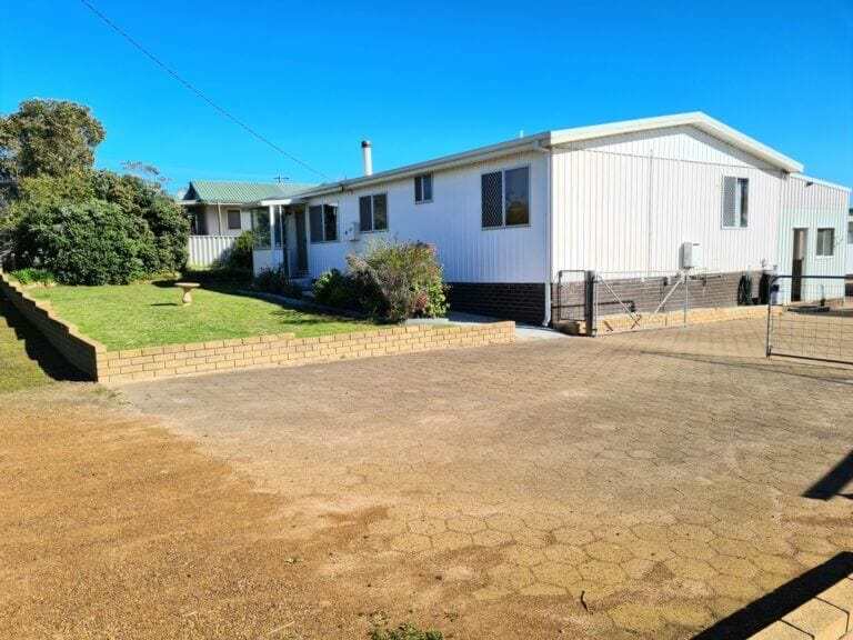 Mick's Pad - Accommodation in Bremer Bay - 23 Barbara Street - Driveway