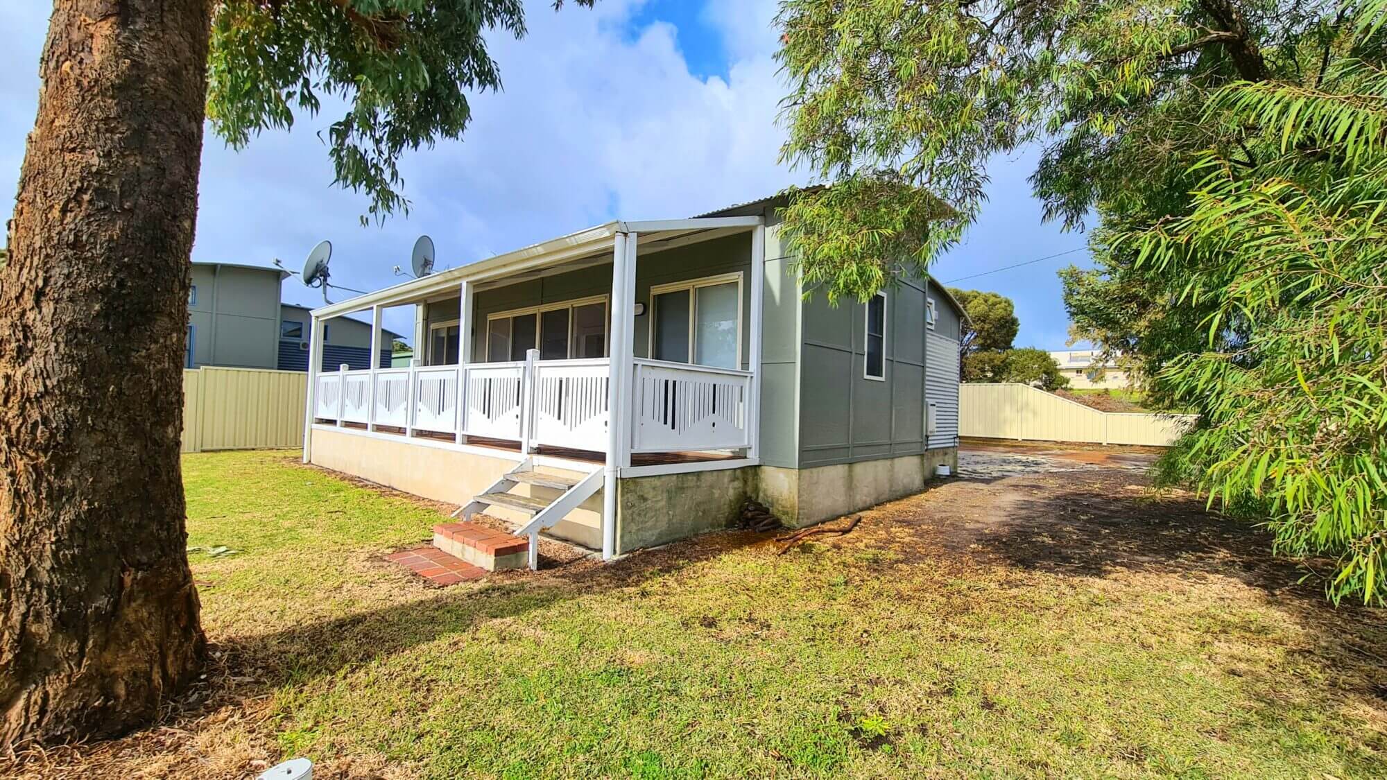 2 bedroom cottage only a minute from the Bremer Bay Estuary