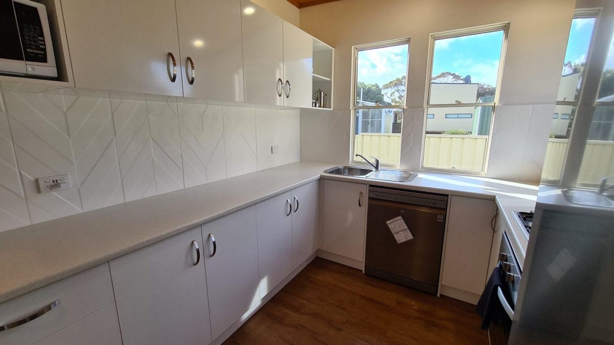 The Bay Cottage - Kitchen - Accommodation in Bremer Bay - 9 Roderick Street