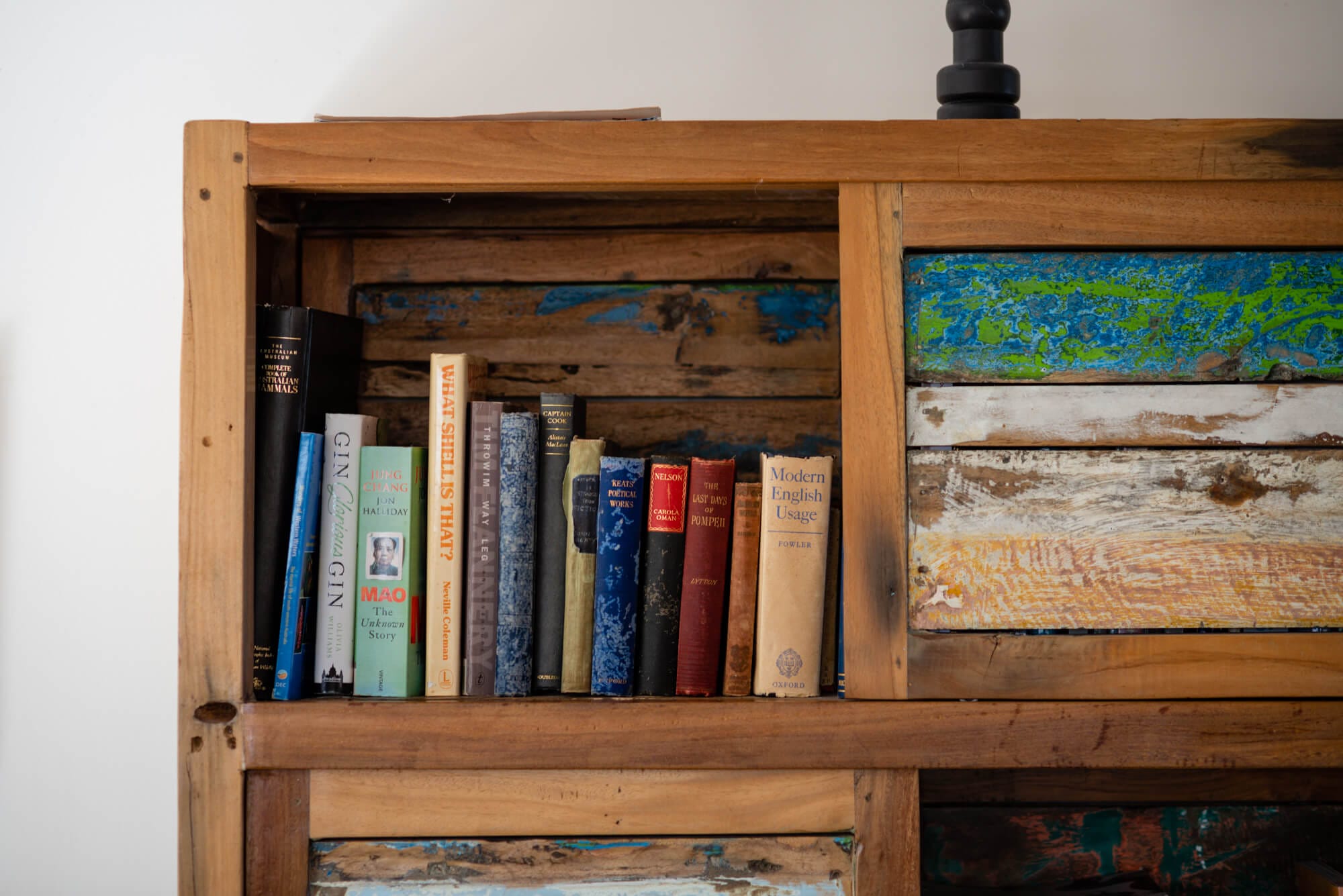 Blossoms - 55 Gneiss Hill Road Bremer Bay - Bookshelf