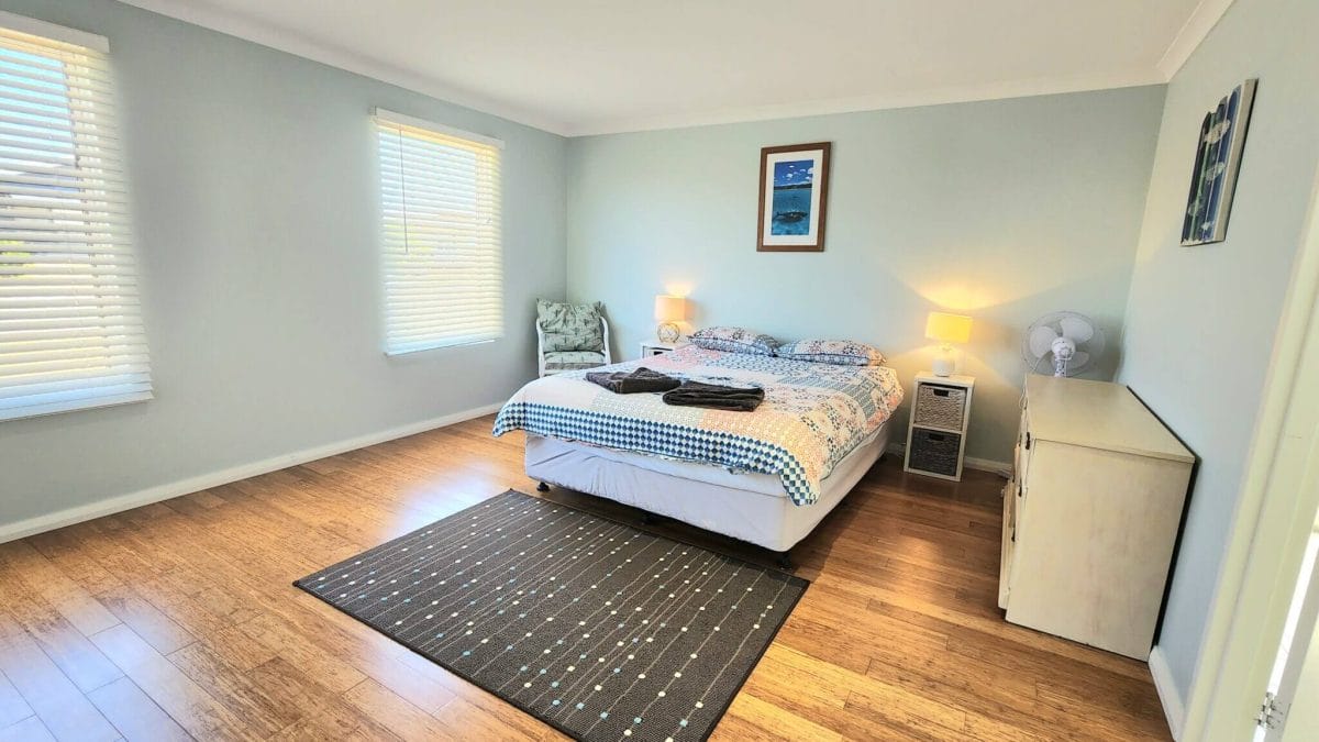 Bedroom 1 - Queen - Ensuite - Windspray - Accommodation in Bremer Bay - 33 McGlade Close Bremer Bay